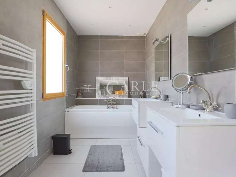 Villa Genas - 4 bedrooms - 311m²