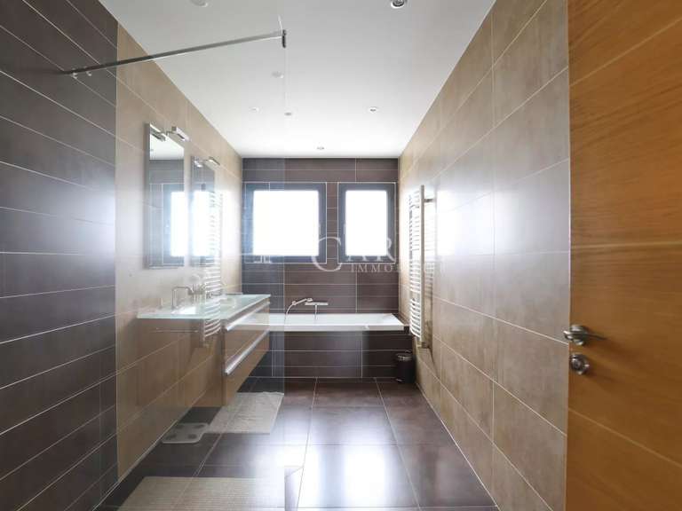 Villa Genas - 5 chambres - 476m²