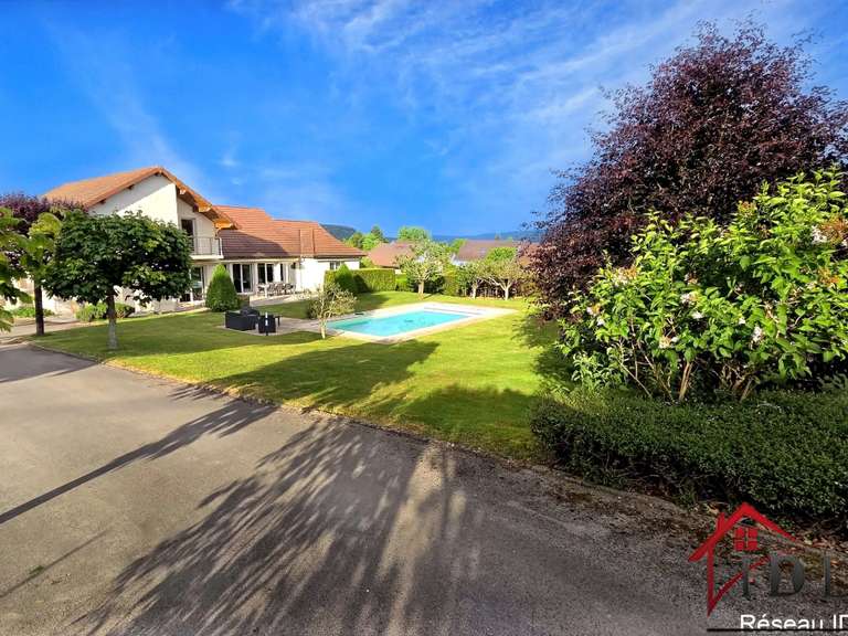 Villa Geneuille - 5 chambres - 274m²