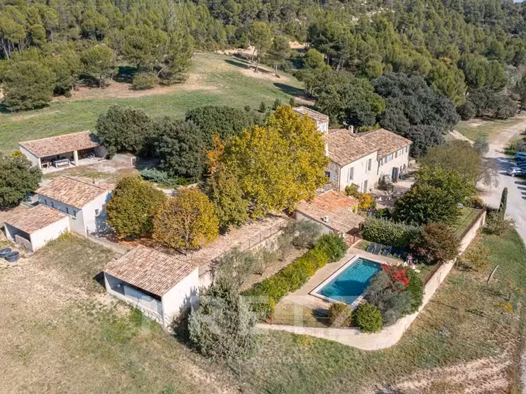 Maison Gréoux-les-Bains - 6 chambres - 700m²