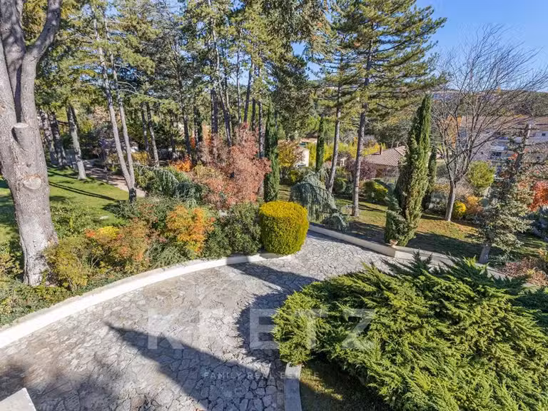 Maison Gréoux-les-Bains - 5 chambres - 255m²