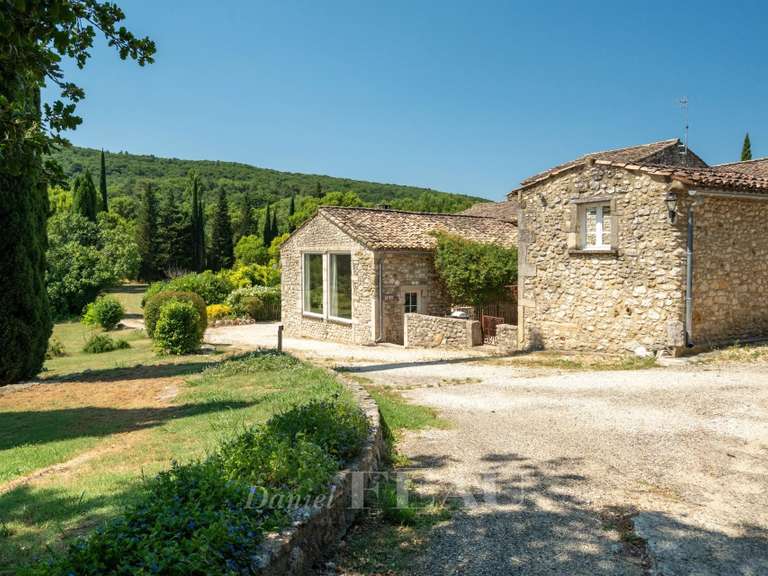 Maison Grignan - 12 chambres - 723m²