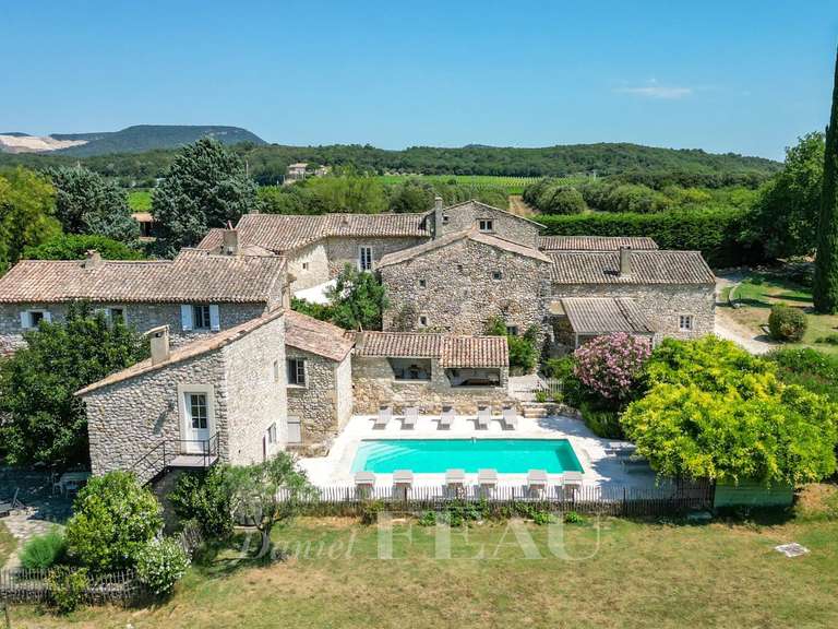 Maison Grignan - 12 chambres - 723m²