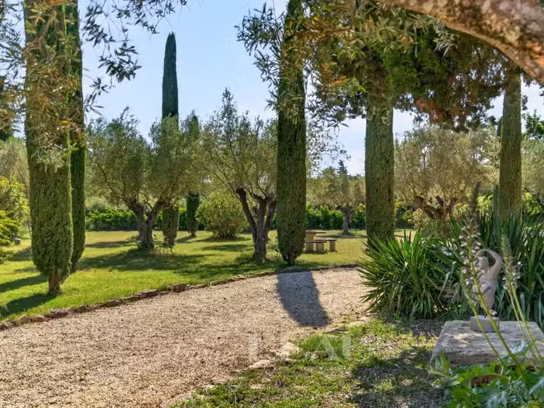 Maison Grignan - 7 chambres - 680m²