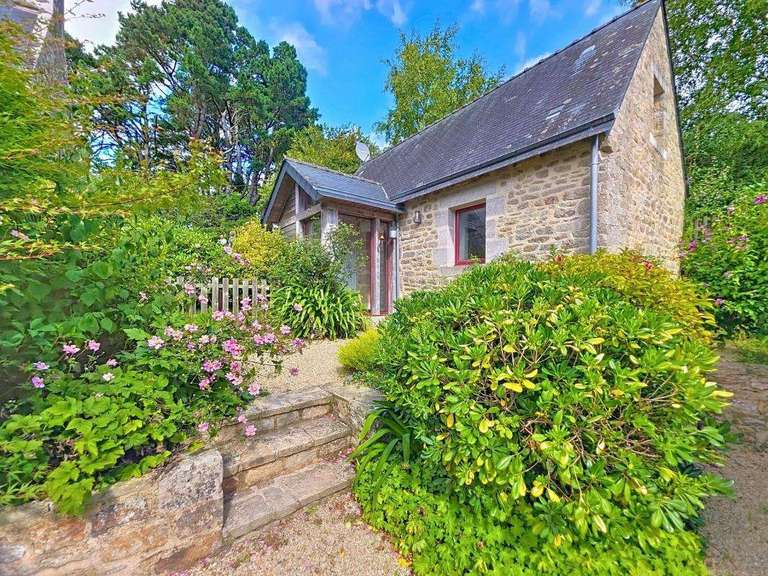 Property Guidel - 6 bedrooms