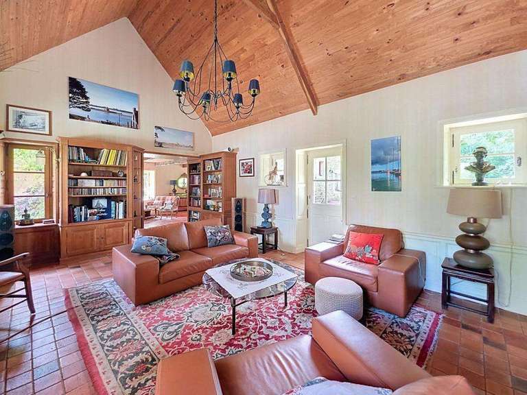 Property Guidel - 6 bedrooms