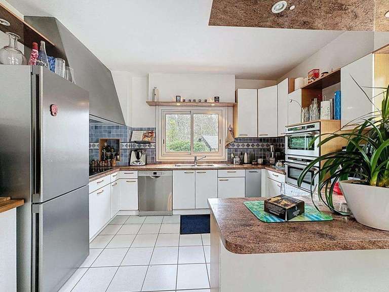 Property Guidel - 5 bedrooms