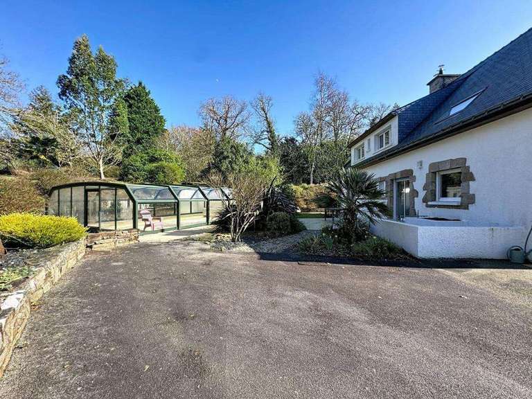 Property Guidel - 5 bedrooms