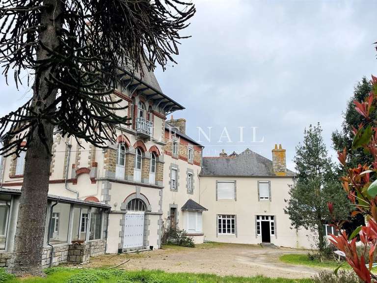 Propriété Guingamp - 48 chambres - 1708m²
