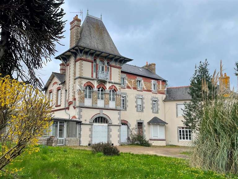 Propriété Guingamp - 48 chambres - 1708m²