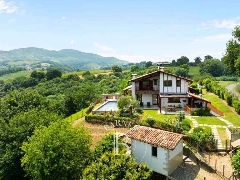 Maison Hasparren - 5 chambres - 338m²