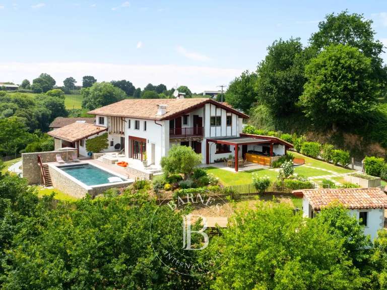 Maison Hasparren - 5 chambres - 338m²
