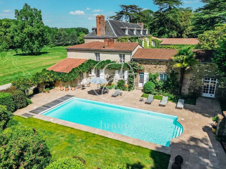Maison Haute-Goulaine - 5 chambres - 447m²