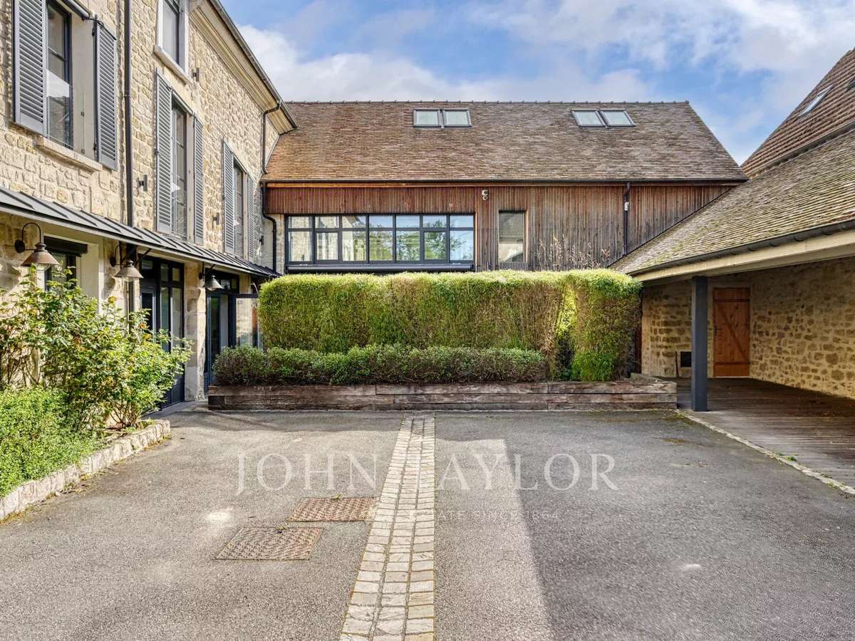 House Jouy-le-Moutier