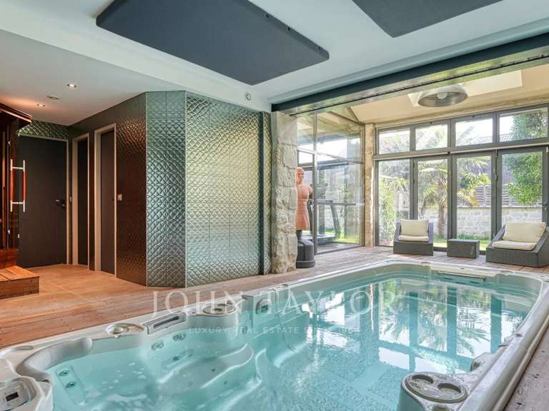 Maison Jouy-le-Moutier - 6 chambres - 530m²