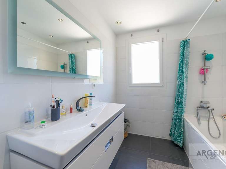 House Juvignac - 5 bedrooms - 178m²