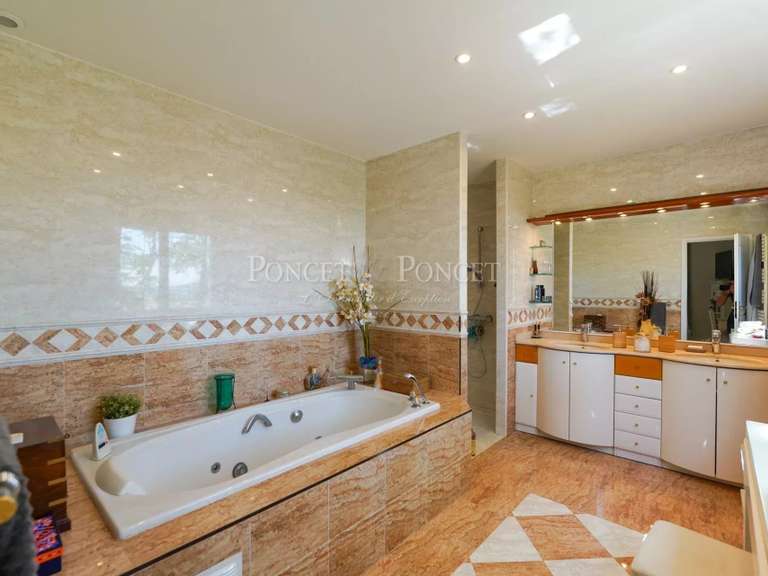 Maison Juvignac - 5 chambres - 469m²