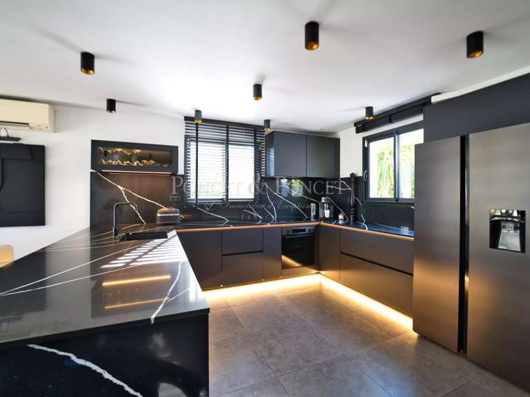 House Juvignac - 4 bedrooms - 246m²