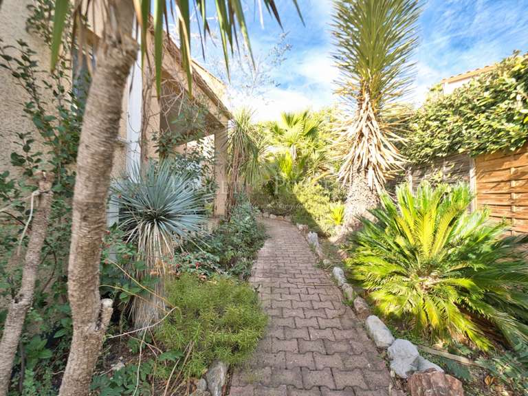 House Juvignac - 4 bedrooms - 230m²