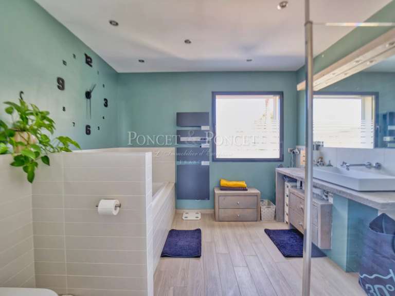 House Juvignac - 4 bedrooms - 180m²
