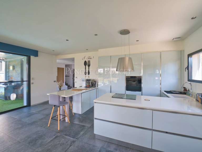 House Juvignac - 4 bedrooms - 180m²