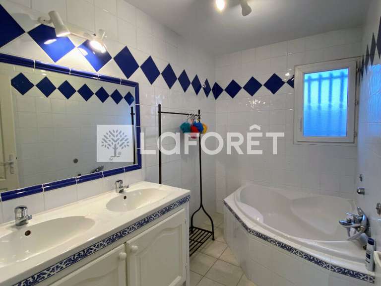 Maison L'Isle-sur-la-Sorgue - 5 chambres - 170m²