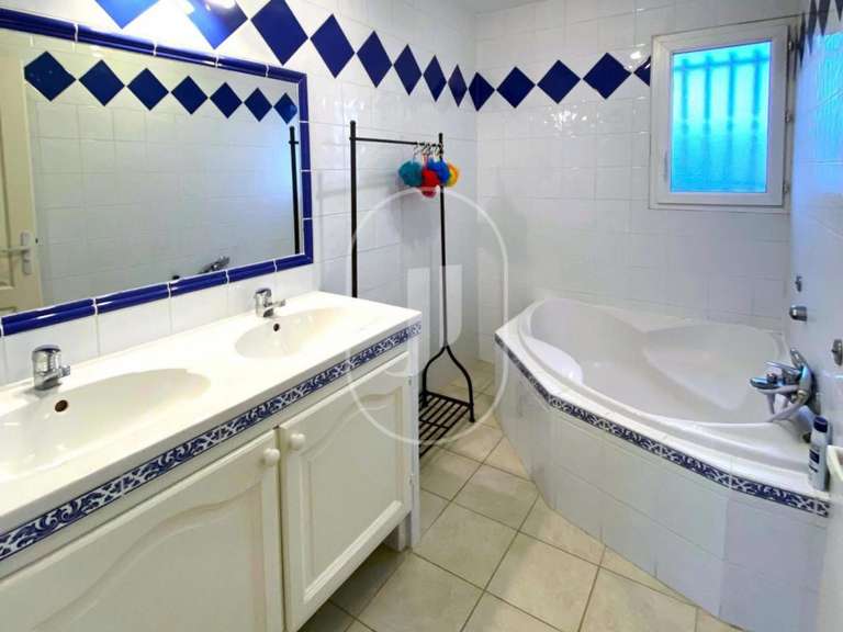 Villa L'Isle-sur-la-Sorgue - 5 bedrooms - 169m²