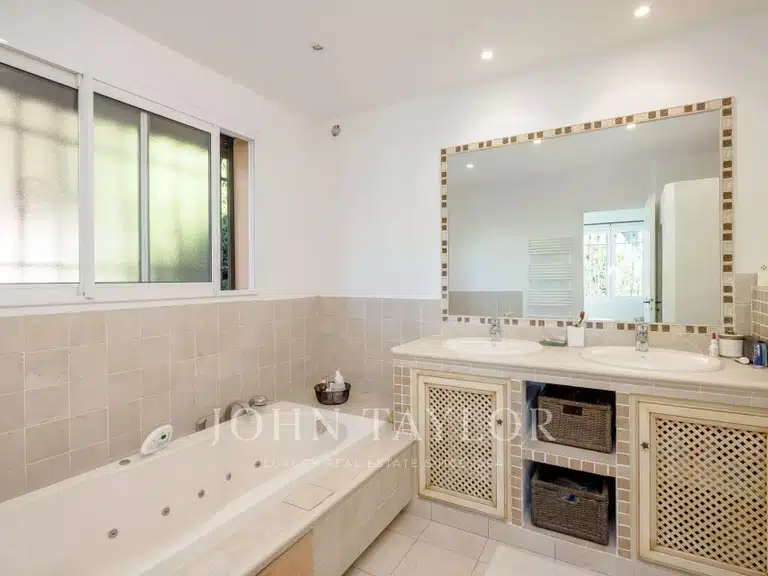 Maison La Colle-sur-Loup - 3 chambres - 172m²
