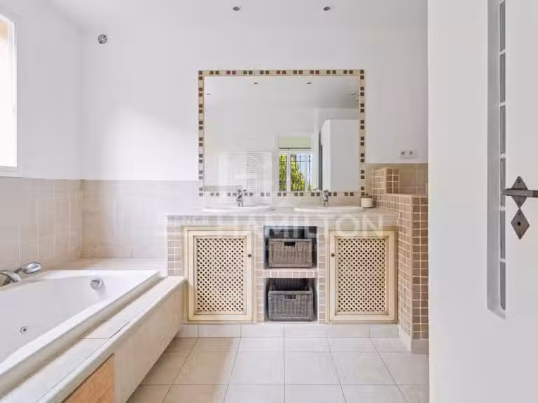 Villa La Colle-sur-Loup - 5 bedrooms - 200m²