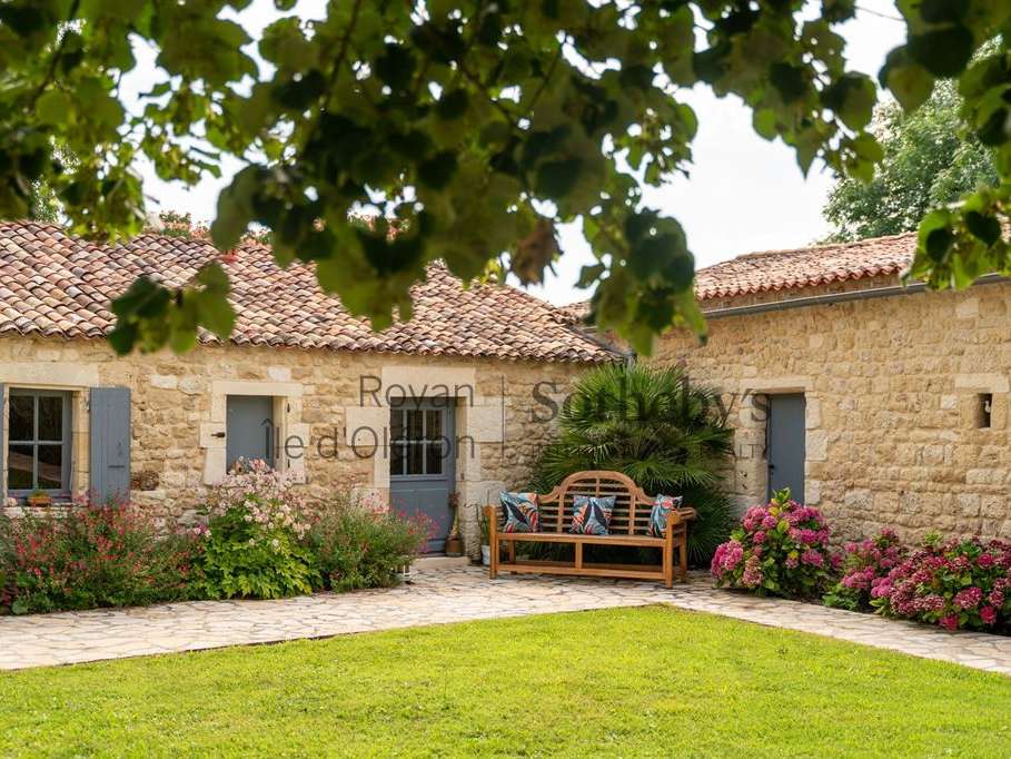 Property La Gripperie-Saint-Symphorien