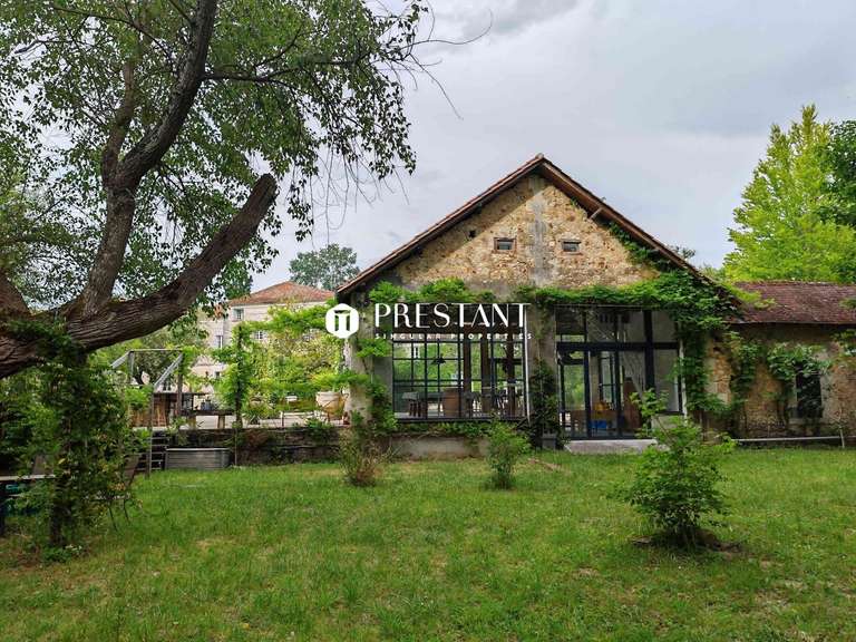 Propriété La Roche-Chalais - 7 chambres - 524m²