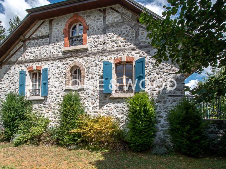 Maison La Roche-sur-Foron - 4 chambres - 246m²