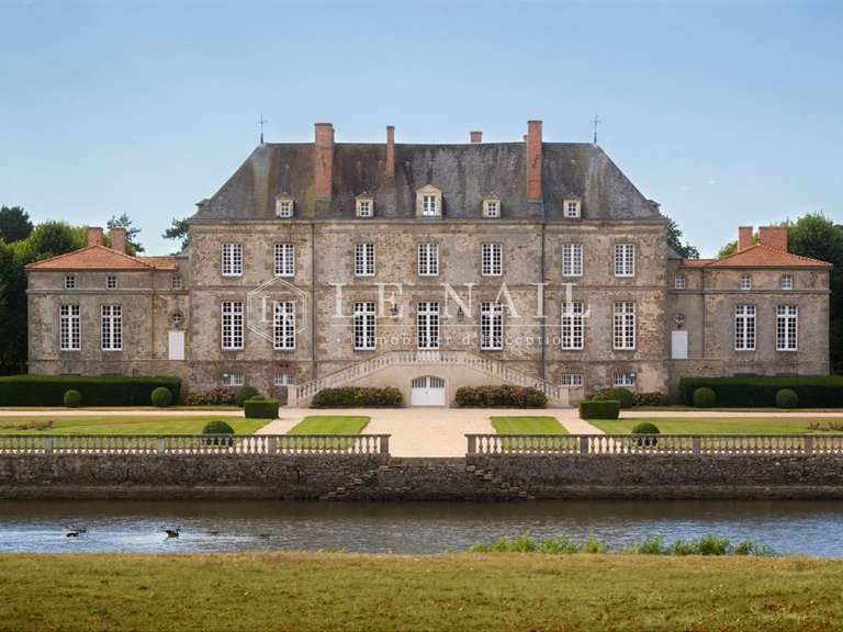 Château La Roche-sur-Yon - 7 chambres - 900m²