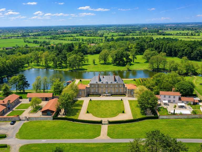 Castle La Roche-sur-Yon - 7 bedrooms - 900m²