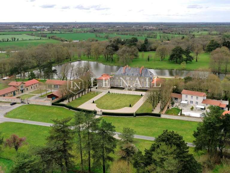 Castle La Roche-sur-Yon - 7 bedrooms - 900m²