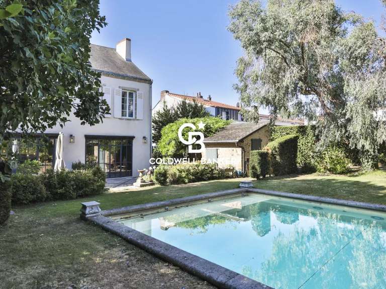 Maison La Roche-sur-Yon - 3 chambres - 315m²