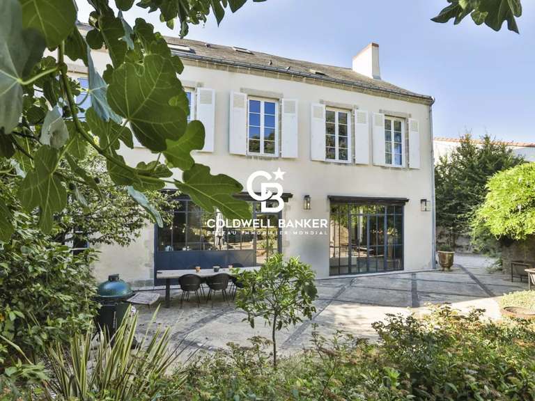 Maison La Roche-sur-Yon - 3 chambres - 315m²