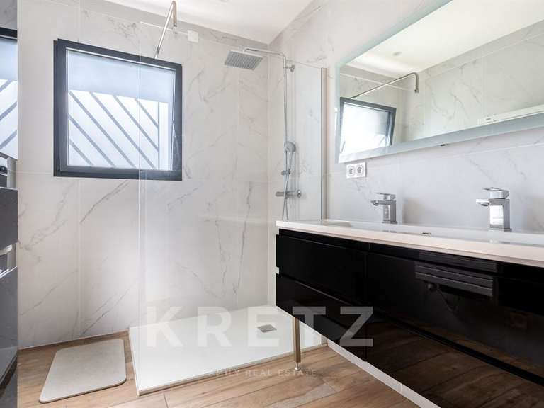 Maison La Tour-de-Salvagny - 4 chambres - 205m²