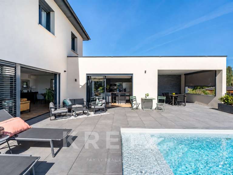 Maison La Tour-de-Salvagny - 4 chambres - 205m²