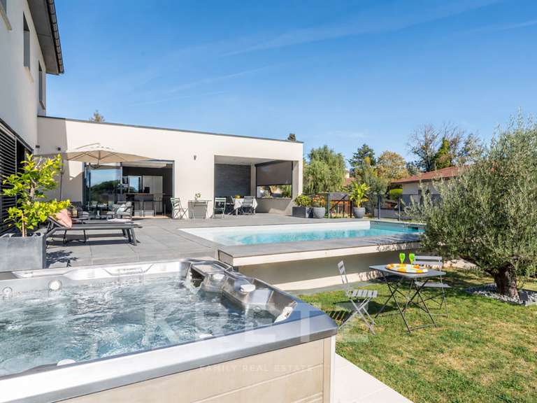Maison La Tour-de-Salvagny - 4 chambres - 205m²