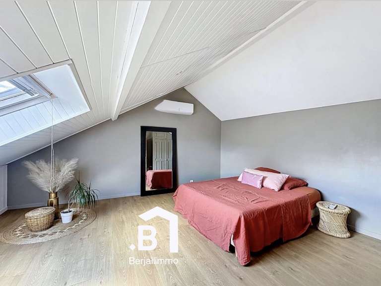 Maison La Tour-du-Pin - 5 chambres - 235m²