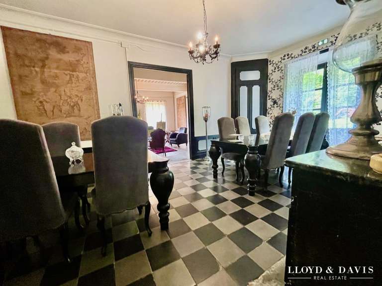 Château Lamastre - 19 chambres - 1000m²