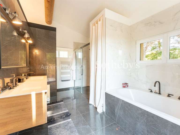 Maison Lambesc - 4 chambres - 246m²