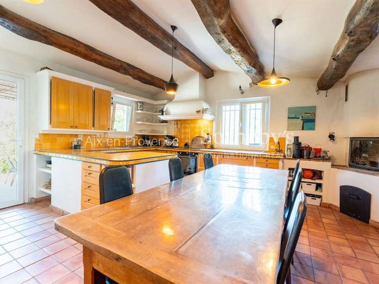 Maison Lambesc - 4 chambres - 246m²