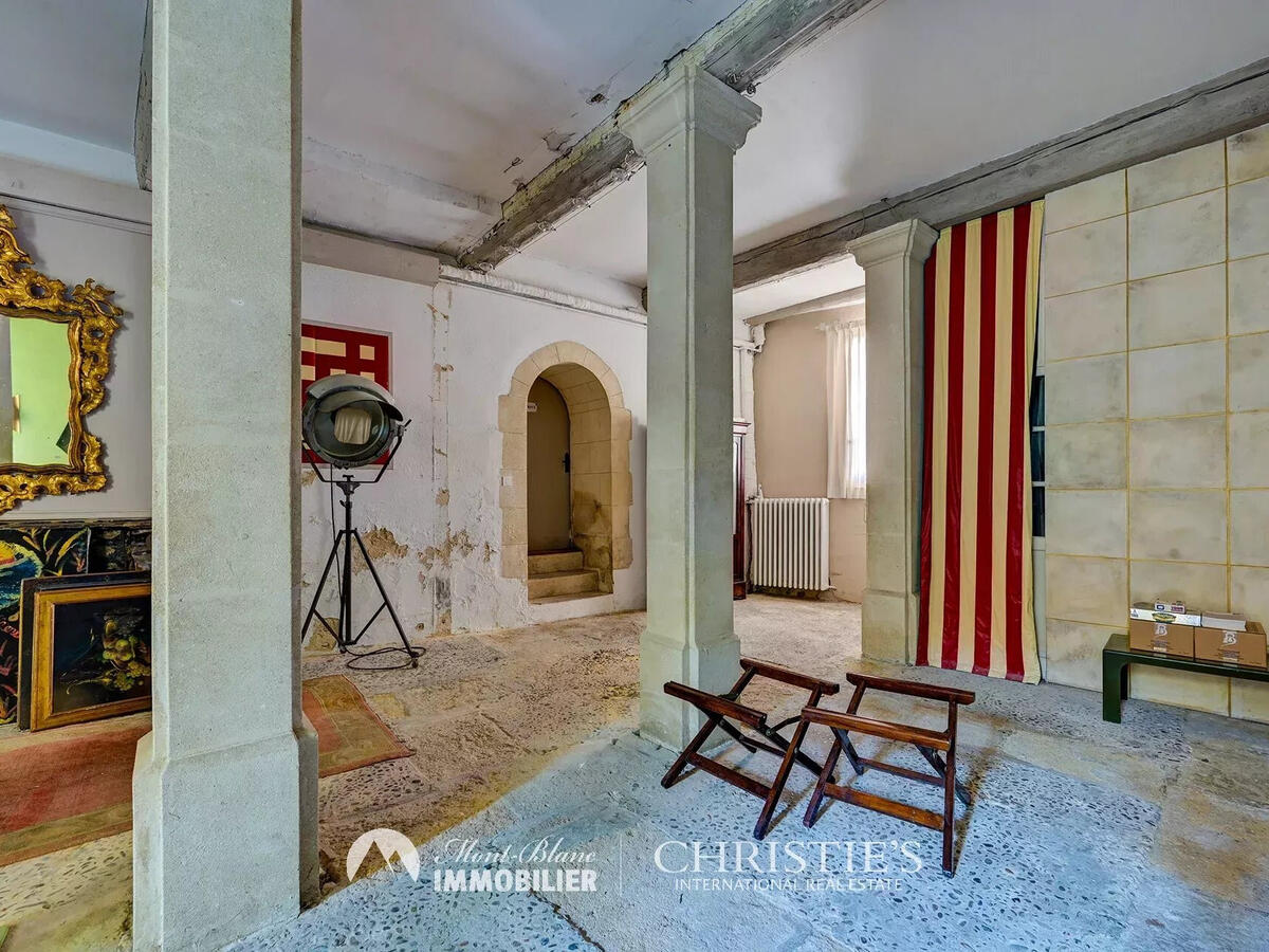 Property Lambesc