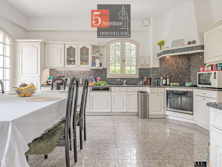 House Lamorlaye - 5 bedrooms - 330m²