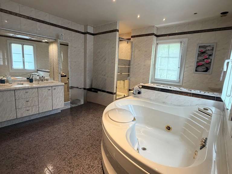 House Lamorlaye - 5 bedrooms - 320m²