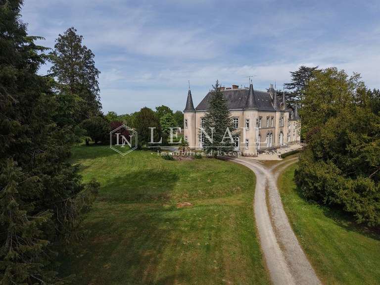 Château Laval - 13 chambres - 600m²