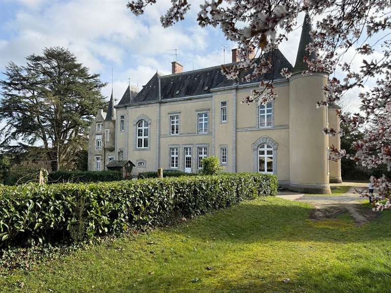 Château Laval - 13 chambres - 600m²