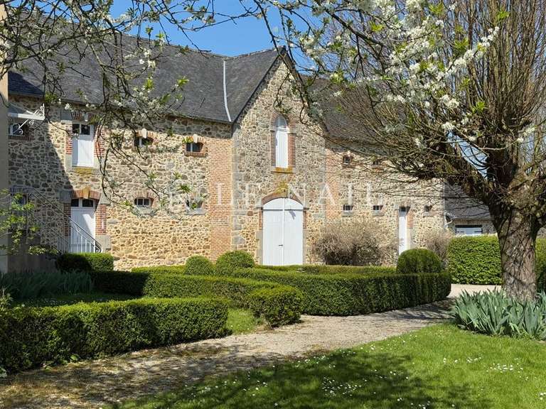 Maison Laval - 9 chambres - 280m²